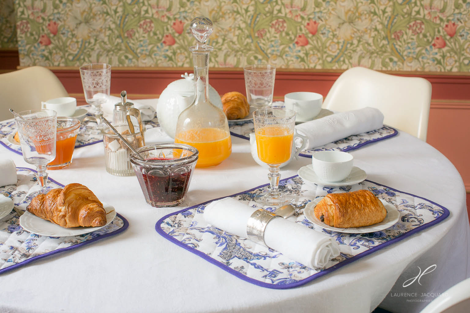 Choix de viennoiseries, des confitures et yaourts maison ainsi que des fruits et du jus d'orange frais pressé. Café, thé, chocolat, cappuccino...